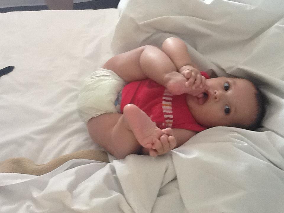 Fernanda de bebé jugando sobre la cama