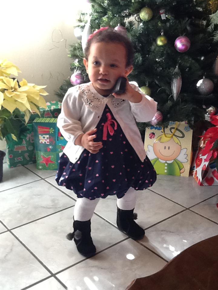 Fernanda pequeña junto al árbol de Navidad