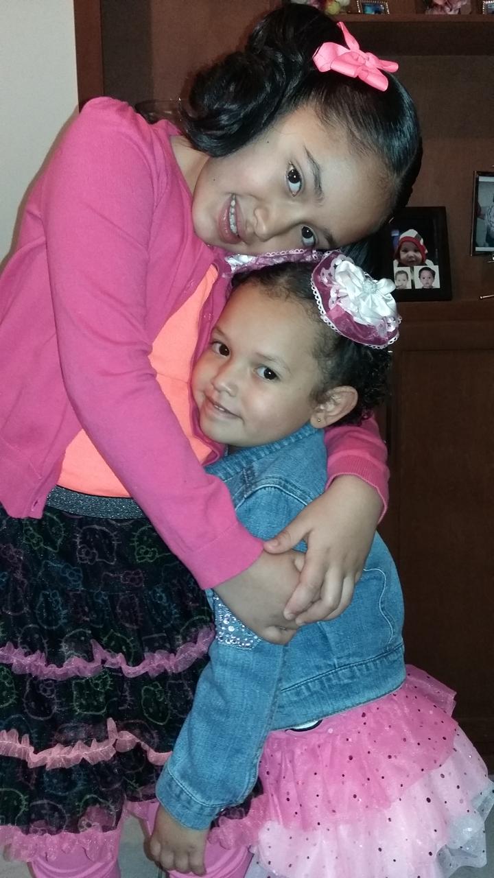 Fernanda abrazando a su hermana
