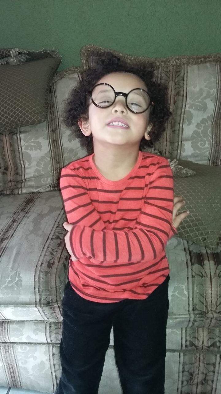 Fernanda jugando con anteojos