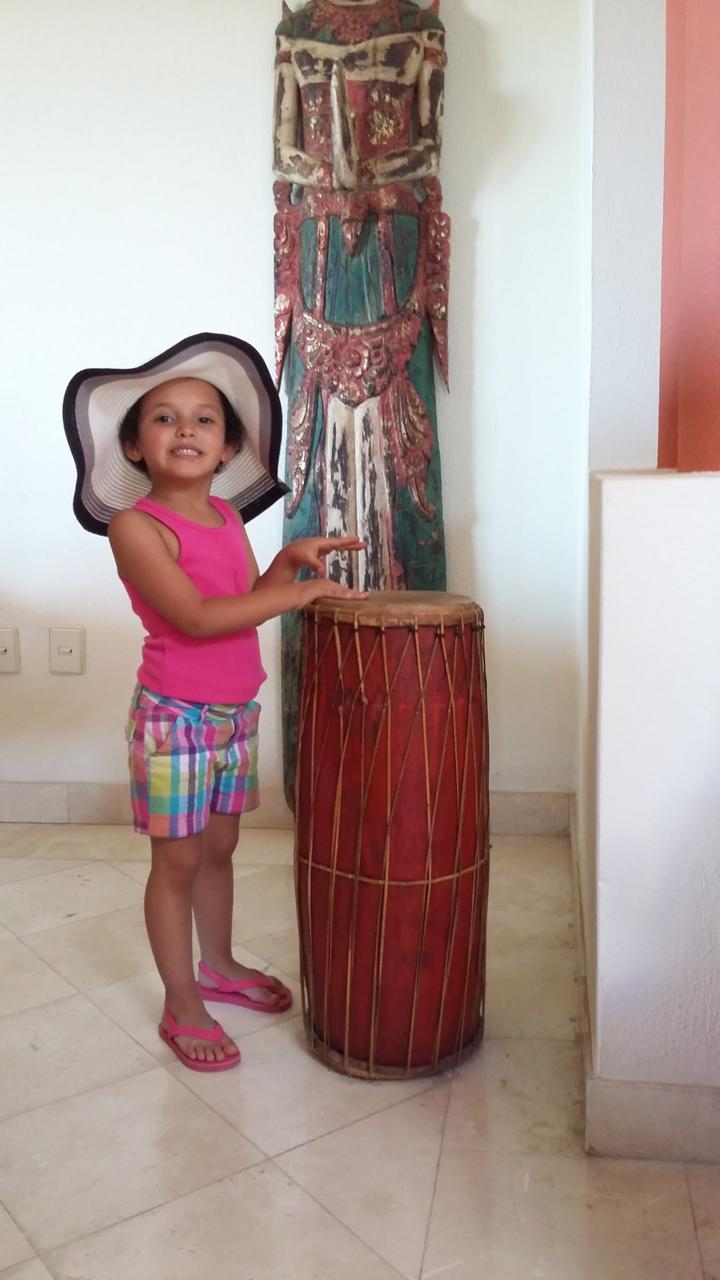 Fernanda tocando un tambor