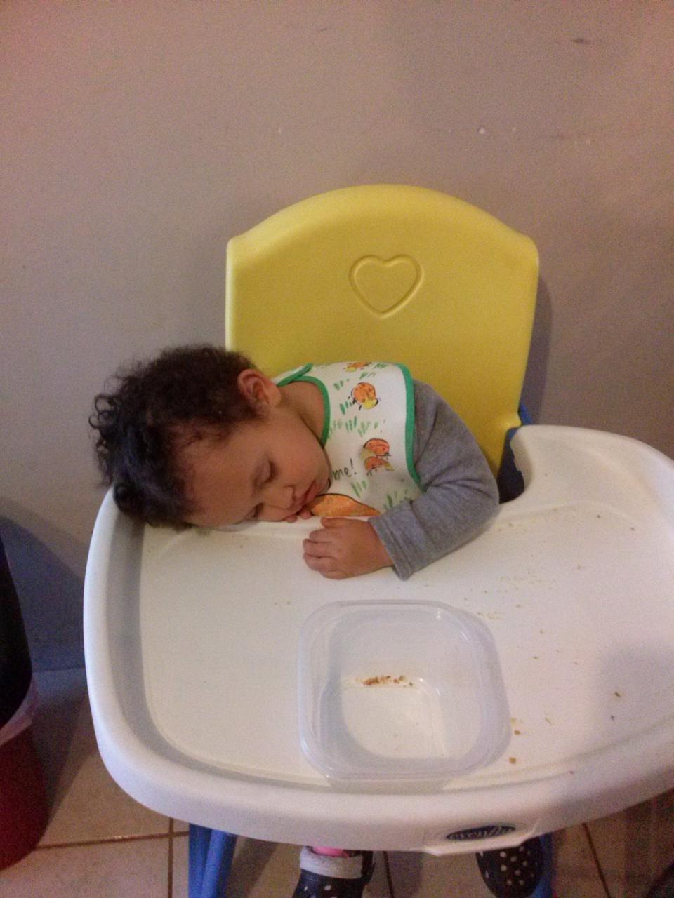 Fernanda dormida en su sillita