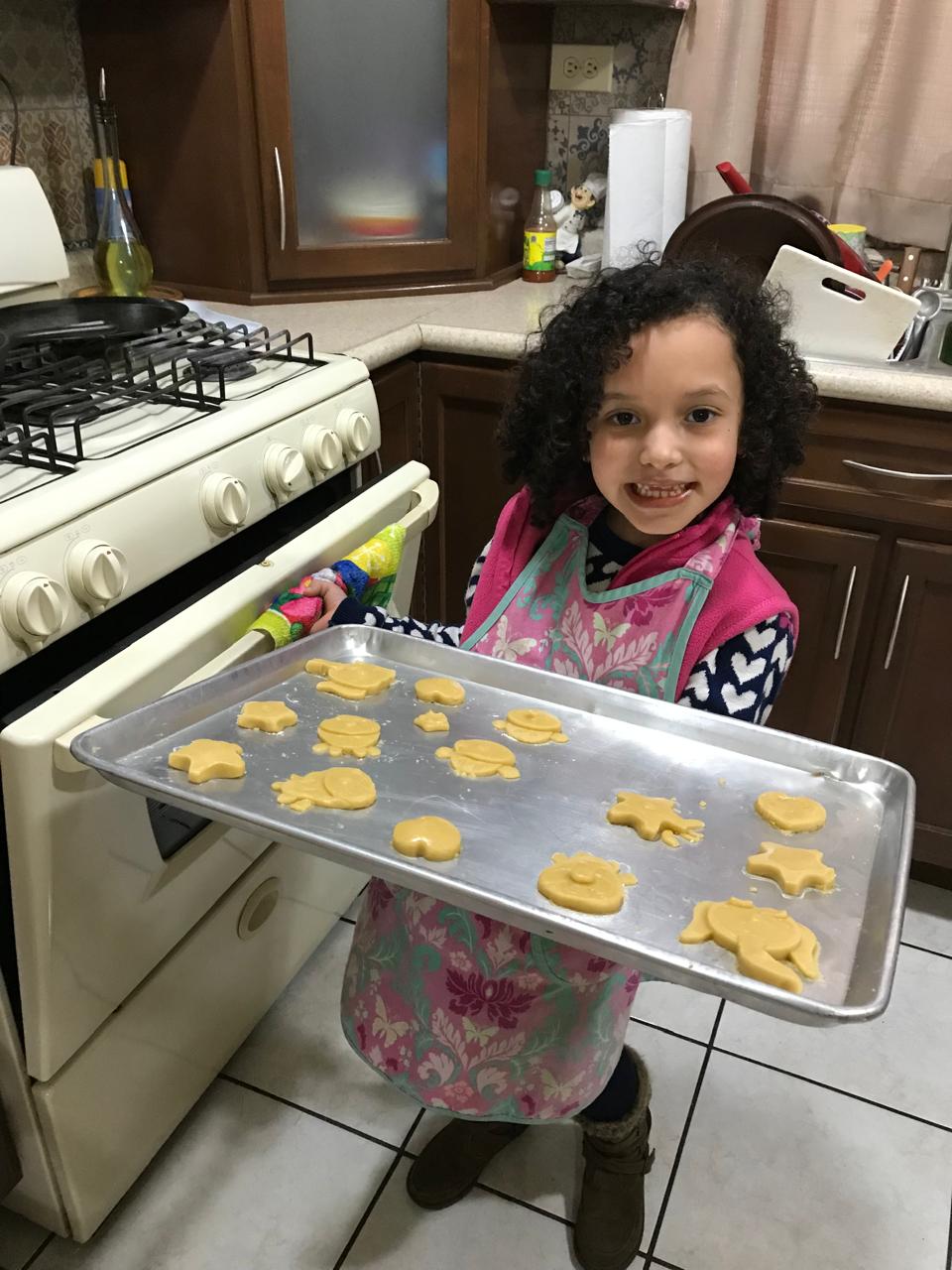 Fernanda horneando galletas