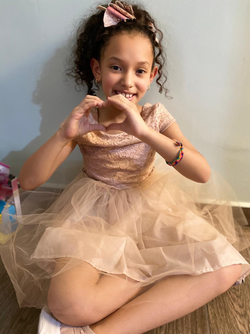 Fernanda formando un corazón con sus manos